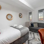 Capital Apartment 817, Chelsea Cloisters