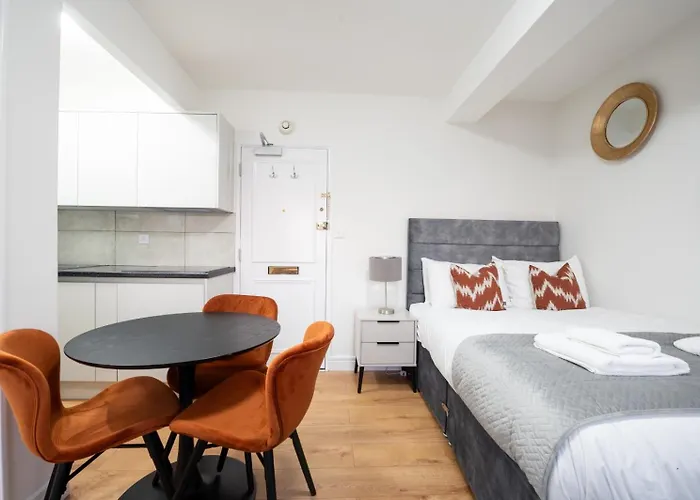 Capital Apartment 817, Chelsea Cloisters